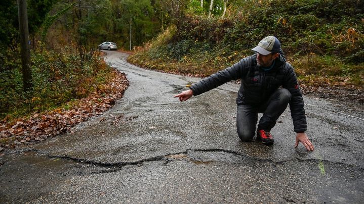 Le sismologue Jean-François Ritz, le 20 décembre 2019, sur une route près de Le Teil (Ardèche), après un séisme. (PHILIPPE DESMAZES / AFP)