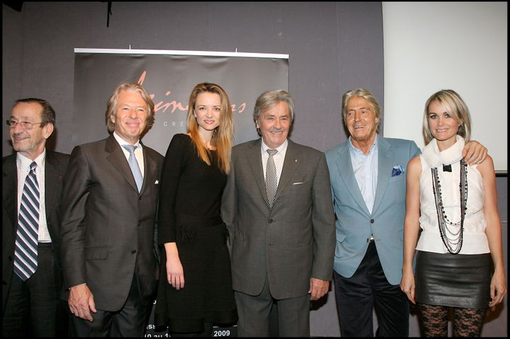 Jacques Hintzy, Président d'Unicef France, Maitre Georges Delettrez, Delphine Arnault, Alain Delon, Maitre Pierre Cornette De Saint Cyr et Laeticia Hallyday à la vente aux enchères De Frimousses De Créateurs (Poupées Designer), en aide à l'UNICEF à l'Hôtel des ventes Drouot Montaigne. (BERTRAND RINDOFF PETROFF / FRENCH SELECT)