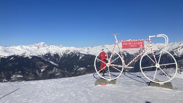 Le vélo géant du sommet de la Loze est pris dans la neige, en attendant le retour du peloton en juillet prochain. (ADRIEN HEMARD-DOHAIN/FRANCEINFO: SPORT)