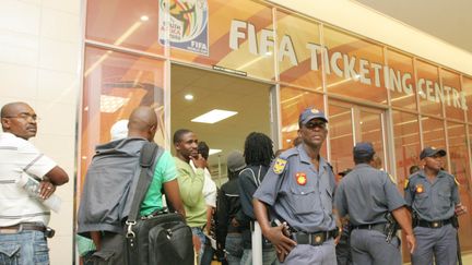 Un centre de vente de billets pour la Coupe du monde en Afrique du Sud, le 15 avril 2010. ( CITIZENSIDE / AFP)