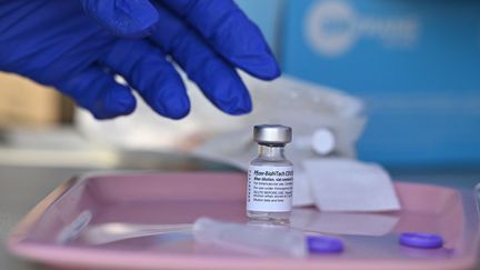 Un flacon de vaccin Pfizer, le 23 août 2021 à Los Angeles. (ROBYN BECK / AFP)