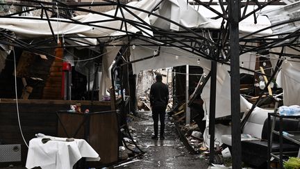 Un riverain parmi les débris du restaurant détruit par un missile russe deux jours plus tôt, dans le centre de Kramatorsk, le 29 juin 2023. (GENYA SAVILOV / AFP)