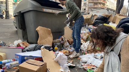 Aux abords de la Canebière à Marseille, les déchets se trouvent autour des containers, et sont ramassés par des bénévoles, le 5 février 2022. (WILLIAM DE LESSEUX / RADIO FRANCE)