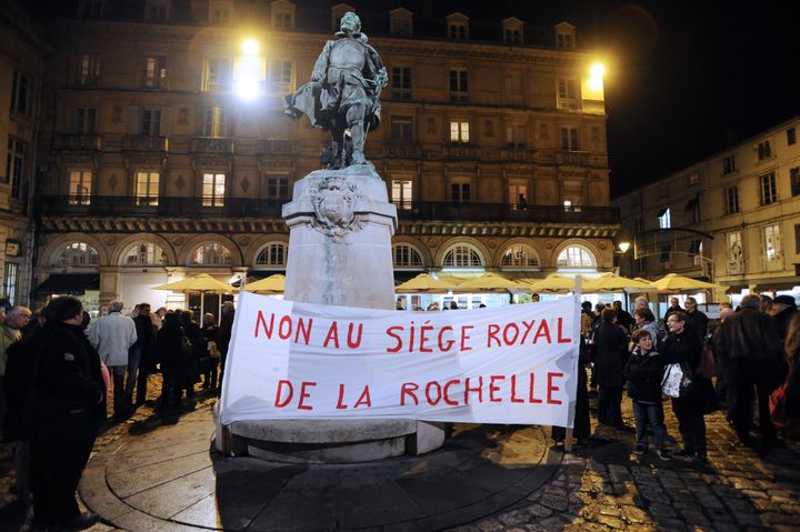 Des socialistes charentais manifestent contre le parachutage de S&eacute;gol&egrave;ne Royal &agrave; La Rochelle, le 1er d&eacute;cembre 2011. (XAVIER LEOTY /&nbsp;AFP PHOTO)