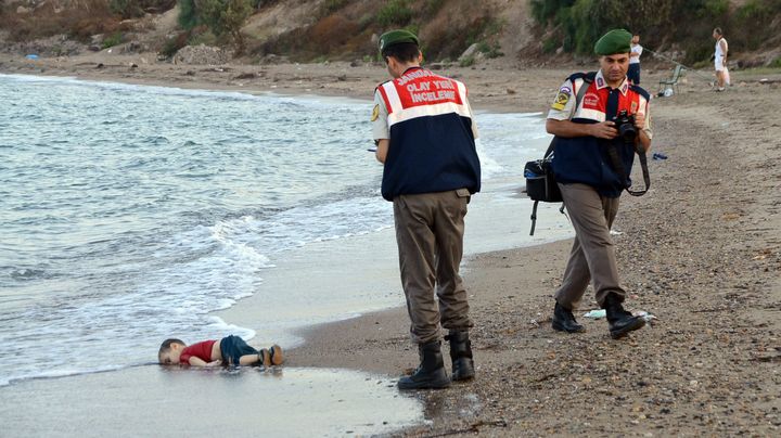 Un enfant syrien de 3&nbsp;ans g&icirc;t sur une plage &agrave; Bodrum&nbsp;(Turquie), apr&egrave;s le naufrage de son embarcation, le 2 septembre 2015. (MAXPPP)