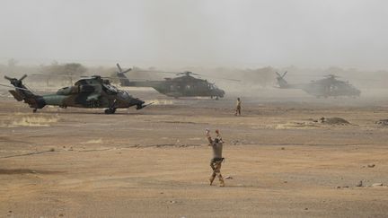 Hélicoptères de la force française Barkhane lors d'une opération au Mali. La France a décidé de renforcer ses troupes au Sahel pour les faire&nbsp; passer de 4500 à 5100 hommes d'ici mars 2020. Photo prise le 27 mars 2019 dans la région de Gourma. (DAPHNE BENOIT / AFP)