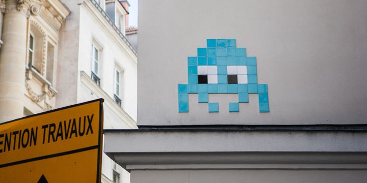 Une dizaine de mosaïques du street artiste Invader ont été volées par des personnes "déguisés en agents de la Ville de Paris". 
 (Pierre Gautheron / Hans Lucas)