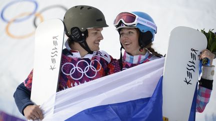 Les Russes Vic Wild et Alena Zavarzina, mari&eacute;s et respectivement m&eacute;daill&eacute;s d'or et d'argent &agrave; l'&eacute;preuve de slalom g&eacute;ant parall&egrave;le de snowboard, mercredi 19 f&eacute;vrier 2014, &agrave; Sotchi (Russie).&nbsp; (FRANCK FIFE / AFP)