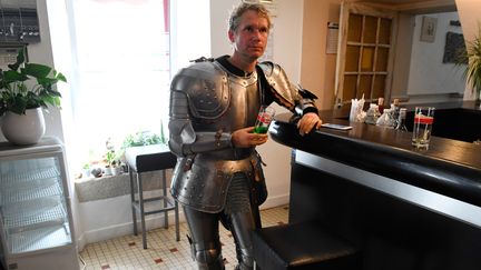 Abraham Poincheval faisant une halte dans la ville de Carnoët, le 9 juillet. 
 (FRED TANNEAU / AFP)