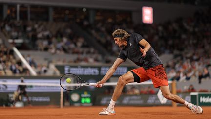 Alexandre Zverev au troisième tour de Roland-Garros 2023 contre Frances Tiafoe. (THOMAS SAMSON / AFP)