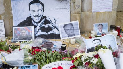 Des fleurs et des messages déposés en hommage à Alexeï Navalny, sur la place du Trocadéro, à Paris, le 17 février 2024. (ERIC BRONCARD / HANS LUCAS / AFP)