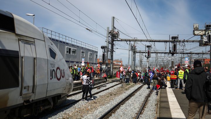 Des manifestants sur les voies de la gare de Toulouse, le 22 mars 2023. (CHARLY TRIBALLEAU / AFP)