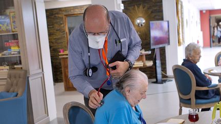 Un médecin examine une résidente d'un EHPAD près de Montpellier, le 31 mars 2020. (GUILLAUME BONNEFONT / MAXPPP)