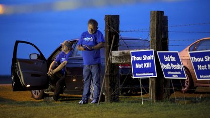 Des opposants à la peine de mort manifestent devant la prison Varner Unit (Arkansas, Etats-Unis), le 17 avril 2017. (STEPHEN B. THORNTON / AP / SIPA)