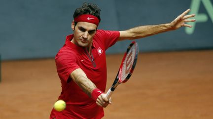 Roger Federer, quelques instants avant de battre le Fran&ccedil;ais Richard Gasquet&nbsp;et d'offrir&nbsp;sa premi&egrave;re Coupe Davis &agrave; la Suisse,&nbsp;&agrave; Lille (Nord), le 23 novembre 2014. Il ne lui manque plus que l'or olympique en individuel pour avoir gagn&eacute; tous les plus grands titres du tennis. (CHARLES PLATIAU / REUTERS)