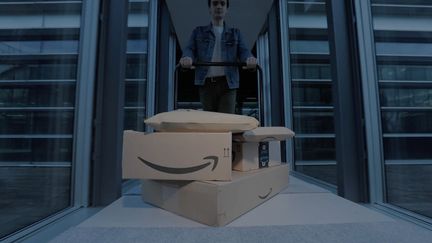 Plusieurs colis Amazon, en décembre 2020. (FRANCEINFO)