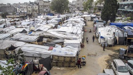 Des réfugiés palestiniens vivent dans des tentes installées dans le camp de Jabalia, le 10 mai 2024. (MAHMOUD ASSA / ANADOLU AGENCE / AFP)