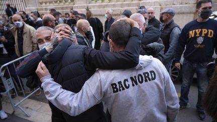 Des fonctionnaires de police réagissent devant le palais de justice de Marseille, le 22 avril 2021, après le verdict du procès de la BAC Nord. (CHRISTOPHE SIMON / AFP)