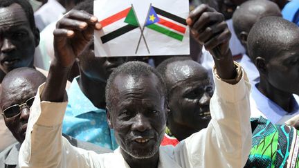 Le Soudan du Sud, théâtre depuis près de cinq ans d'une guerre civile dévastatrice, est le plus jeune État du monde, à l'économie ruinée par le conflit. Indépendant depuis 2011, le pays a plongé fin 2013 dans un conflit provoqué par la rivalité entre le président Salva Kiir et le vice-président Riek Machar. La guerre civile a fait des dizaines de milliers de morts, près de quatre millions de déplacés (sur une population de 12 millions d'habitants) et provoqué une grave crise humanitaire. (Mahmoud Hjaj / ANADOLU AGENCY/AFP)