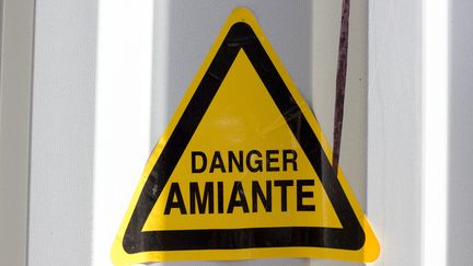 Un sticker qui informe sur les dangers de l'amiante. Photo d'illustration. (JEAN-MARC LALLEMAND / MAXPPP)