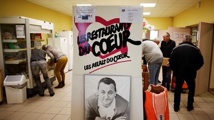 Des bénévoles des Restos du cœur gèrent les&nbsp;dons à Coutances (Manche), le 29 novembre 2018. (CHARLY TRIBALLEAU / AFP)