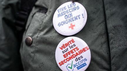 Dans une manifestation contre le pass vaccinal à Paris, le 8 janvier 2022. (XOSE BOUZAS / HANS LUCAS)