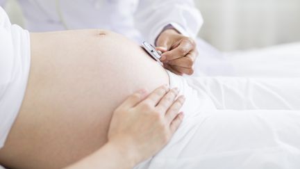 La c&eacute;sarienne, une op&eacute;ration chirurgicale&nbsp;permettant d'extraire le foetus,&nbsp;ne doit &ecirc;tre pratiqu&eacute;e que pour des raisons m&eacute;dicales rappelle l'OMS.&nbsp; (LANE OATEY / BLUE JEAN IMAGES / BLUE JEAN IMAGES RF/ GETTY IMAGES)