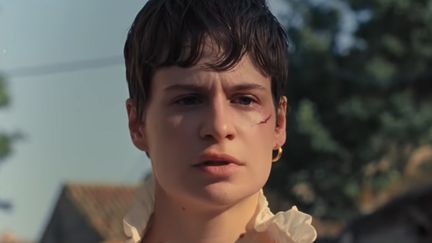 Chris de Christine &amp; the Queens dans le clip de "La Marcheuse".
 (Because Music)