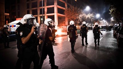 Des policiers faisant face &agrave; des manifestants, &agrave; Thessalonique (Gr&egrave;ce), au lendemain de la mort d'un musicien militant antifasciste, le 18 septembre 2013. ( MAXPPP)