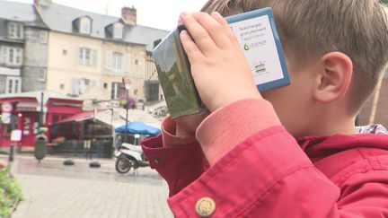 Diversifier l'offre touristique de façon ludique et interactive pour découvrir la ville au Moyen-Âge, c'est ce que propose Honfleur, en Normandie. Un parcours idéal pour la famille qui s'effectue grâce à des lunettes virtuelle. #IlsOntSolution