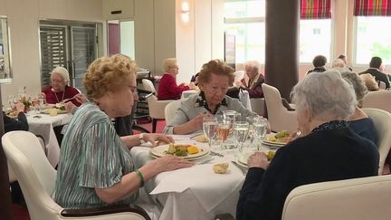 Les Ehpad doivent prendre des dispositions particulières pour éviter que le Covid-19 ne contamine leurs pensionnaires, ce qui pourrait avoir des conséquences dramatiques. (France 3)