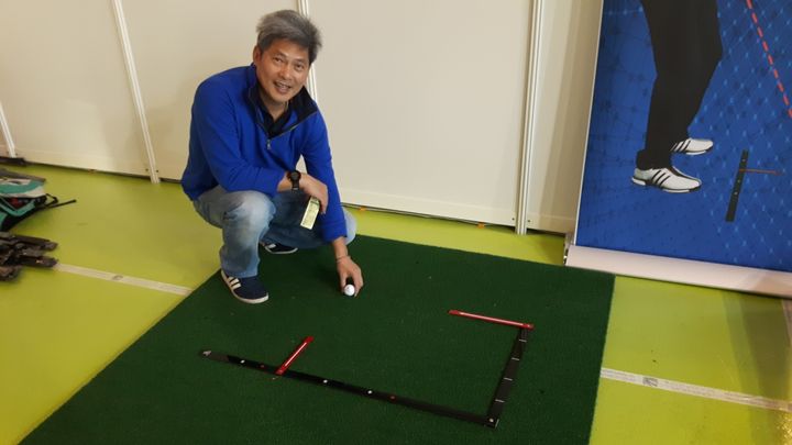 Minh Qy Ho présente le "Stance Liner" au salon du golf (Fabrice Rigobert / Radio France)