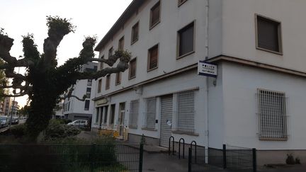 Le quartier de la Meinau (Strasbourg) où&nbsp;des poubelles et une voiture ont été incendiées ainsi que des cocktails&nbsp;Molotov&nbsp;lancés contre le mur d'une annexe de la mairie,&nbsp;lundi 20 avril. (CÉLINE ROUSSEAU / FRANCE-BLEU ALSACE (+ FB ELSASS))