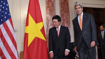 Le Secrétaire d'Etat américain John Kerry reçoit son homologue vietnamien Phan Binh Minh à Washington, dans le cadre de la négociation de ventes d'armes maritimes au Vietnam par les Etats-Unis. (MANDEL NGAN / AFP)