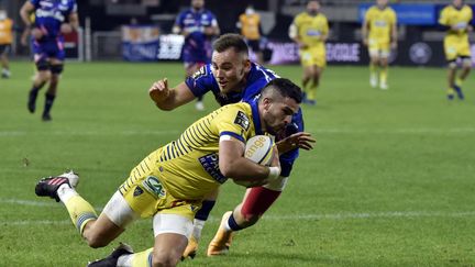 Sébastien Bézy (Clermont) aplatit contre le Stade Français (THIERRY ZOCCOLAN / AFP)