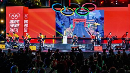 Compétition de cyclisme virtuel lors de le semaine olympique de l'e-sport à Singapour, en juin 2023. (ROSLAN RAHMAN / AFP)