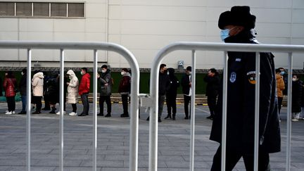 Des personnes font la queue pour réaliser un test contre le Covid-19, à Pekin le 31 janvier 2022. Photo d'illlustration. (NOEL CELIS / AFP)