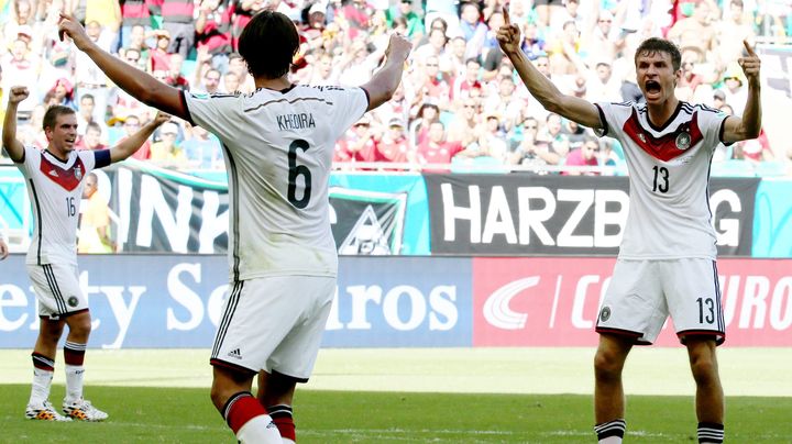 Des joueurs allemands se congratulent, notamment Thomas&nbsp;M&uuml;ller (num&eacute;ro 13),&nbsp;lors de leur match face au Portugal, le 16 juin 2014, &agrave; Salvador de Bahia (Br&eacute;sil). (MAXPPP)