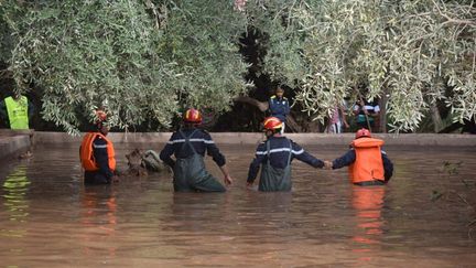 En août, le Maroc a été touché par des orages violents entraînant des crues meurtrières. &nbsp;"L'inondation est le premier risque en termes de personnes tuées au niveau national", selon un rapport de 2016 sur les risques climatiques, rédigé par l'Institut royal des études stratégiques. "Des inondations frappent régulièrement les régions isolées du Maroc, avec des crues subites capables de transformer les lits secs des oueds en torrents destructeurs. En 2014, des inondations liées à des pluies torrentielles avaient fait une cinquantaine de morts et des dégâts considérables dans le Sud", précise Le Monde. (PHOTO FOURNIE PAR LE MINISTERE DE L'INTERIEUR MAROCAIN)