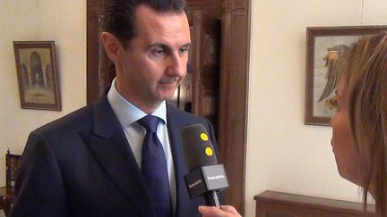 Le président syrien Bachar Al-Assad interrogé par l'envoyée spéciale de franceinfo à Damas, le 9 janvier 2017. (GILLES GALLINARO / RADIO FRANCE)