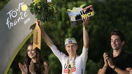 Tadej Pogacar sur le podium, après sa victoire lors de la 21e étape du Tour de France 2024, le 21 juillet. (THOMAS SAMSON / AFP)