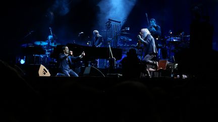 Nick Cave en pleine communion avec l'incroyable musicien Warren Ellis.&nbsp; (NISRINE MANAI / FRANCEINFO CULTURE)