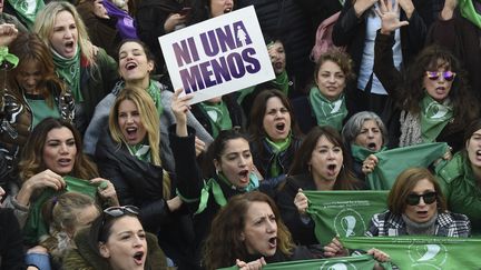 Des militants pro-avortement manifestent devant le Congrès argentin, le 3 juin 2018. (EITAN ABRAMOVICH / AFP)