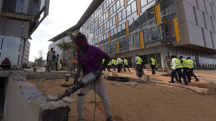 Construction du nouveau quartier ministériel du Sénégal à Diamniadio, le 17&nbsp;octobre 2018. (Seyllou/AFP)