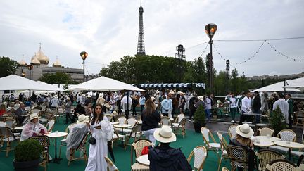 Des personnes réunies pour la cérémonie d'ouverture des Jeux de Paris, le 26 juillet 2024. (HU HUHU / POOL)