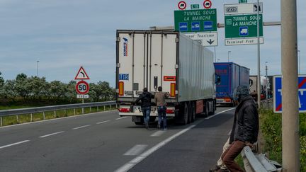 Des migrants tentent de s'introduire &agrave; bord d'un camion &agrave; destination de l'Angleterre, le 23 juillet 2015, &agrave; Calais (Pas-de-Calais). (MAXPPP)