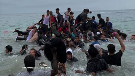 Des migrants à Ceuta (Espagne).&nbsp; (Mohamed Siali/EFE/SIPA)