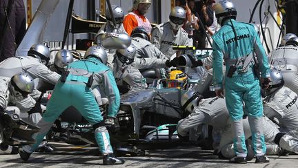 Le pilote britannique de Formule 1 Lewis Hamilton effectue un arr&ecirc;t ravitaillement pendant le Grand prix de Hongrie pr&egrave;s de Budapest, le 28 juillet 2013. (REUTERS)