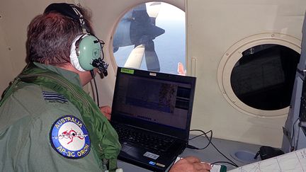 Un militaire australien scrute l'oc&eacute;an Indien &agrave; bord d'un avion &agrave; la recherche de d&eacute;bris du vol MH370, le 17 mars 2014. (ROYAL AUSTRALIAN AIR FORCE / ROYAL AUSTRALIAN AIR FORCE)