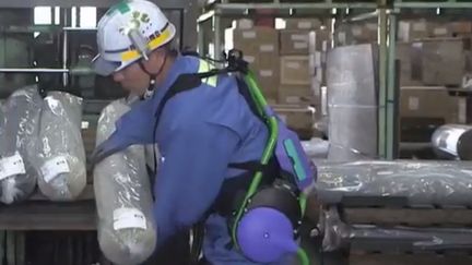 Japon : un exosquelette pour travailler plus longtemps